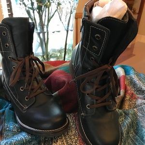 Toas Factor quilted Blue ink ankle boots! Size 9